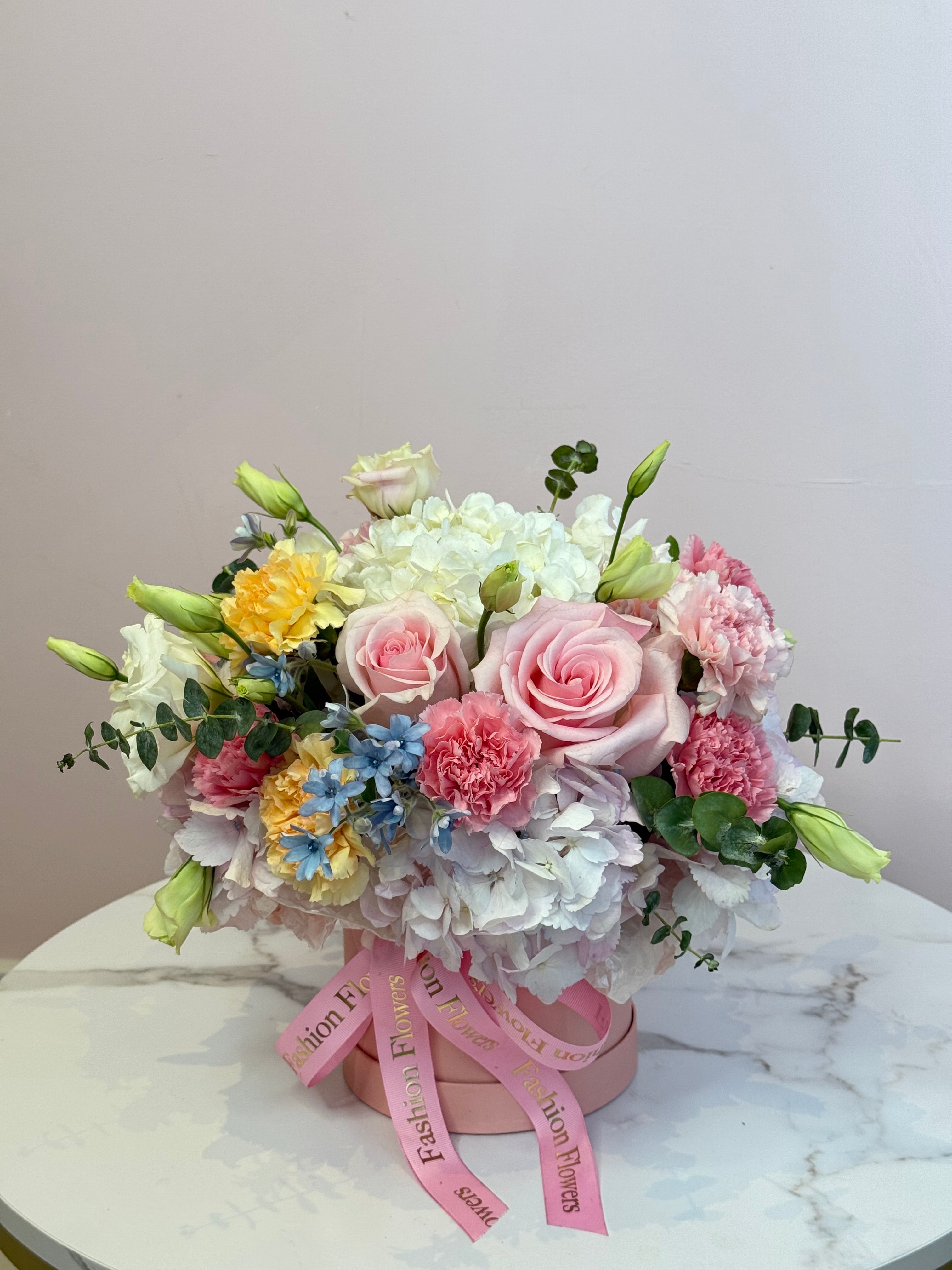 Elegancia tierna y tímida: rosas, hortensias y eucaliptos