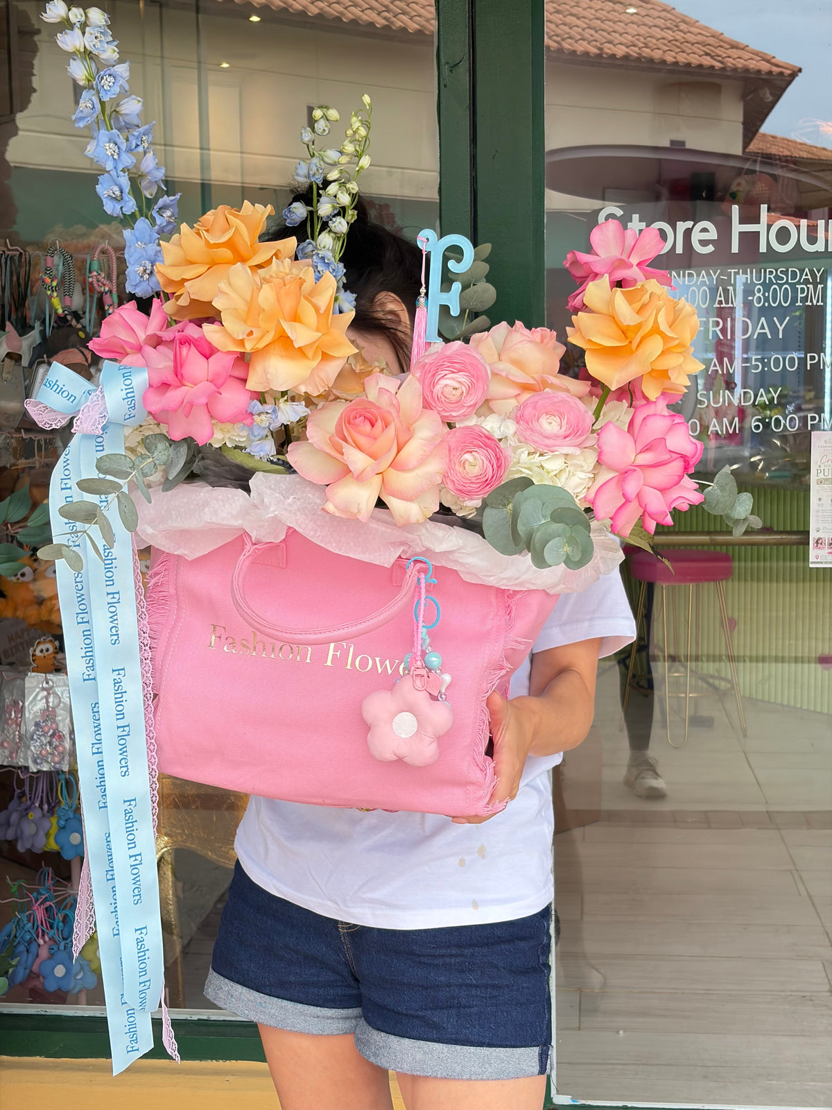 Flower Bag Arrangement of fresh seasonal flowers, decorative details, accessories — Fashion Muse