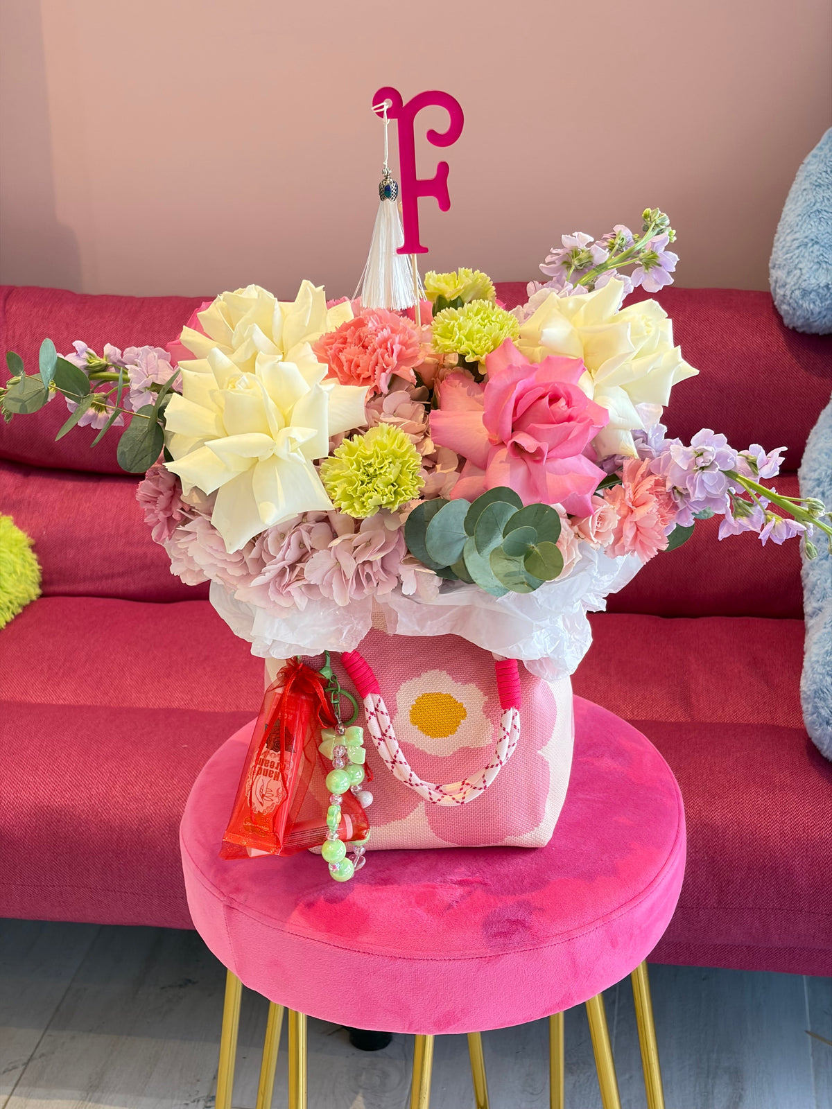 Happy Vibes: fresh seasonal flowers, accessories, small beauty surprise in a flower bag arrangement