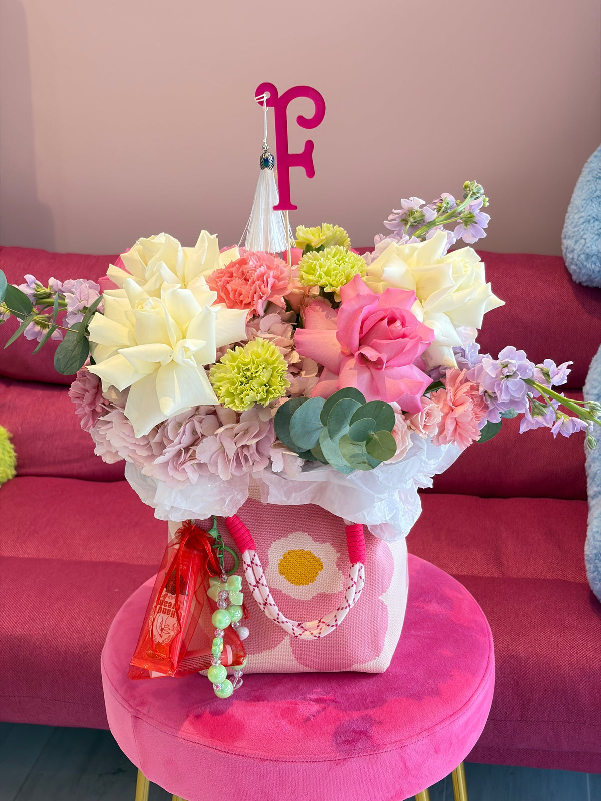 Flower Bag Arrangement of fresh seasonal flowers, accessories, small beauty surprise — Happy Vibes