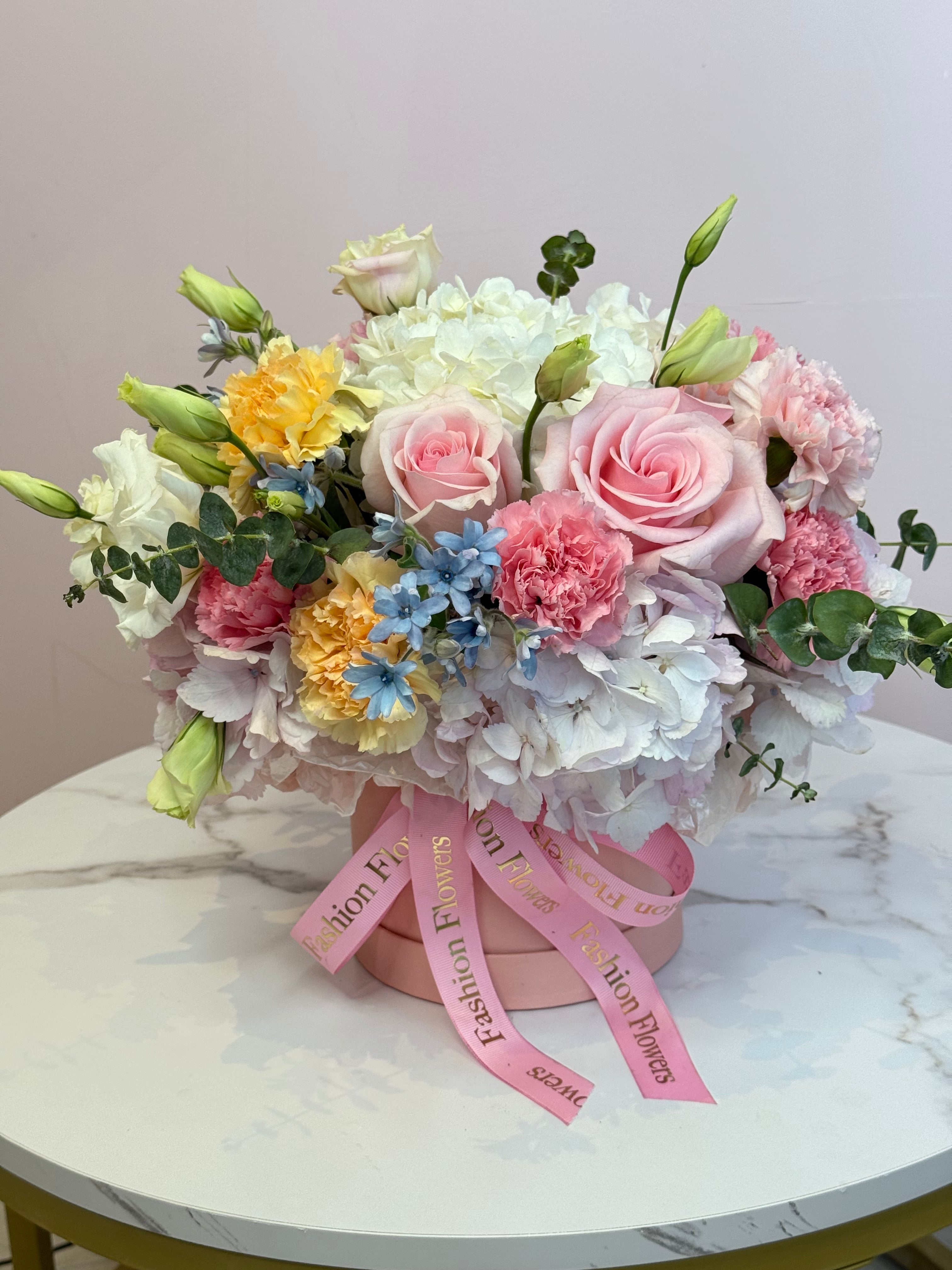 Elegancia tierna y tímida: rosas, hortensias y eucaliptos