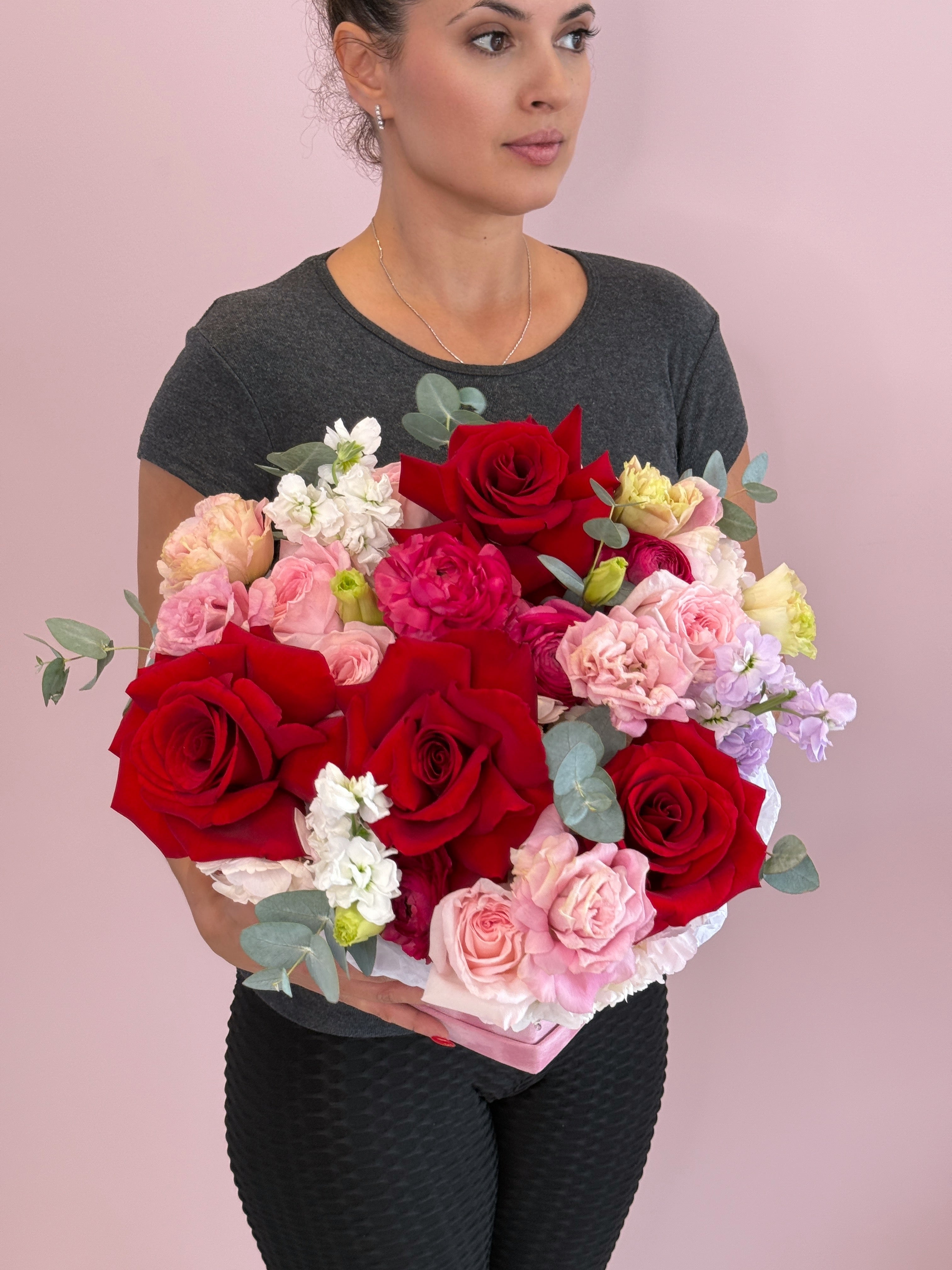 Caja de corazón de lujo con rosas rojas y ruborizadas