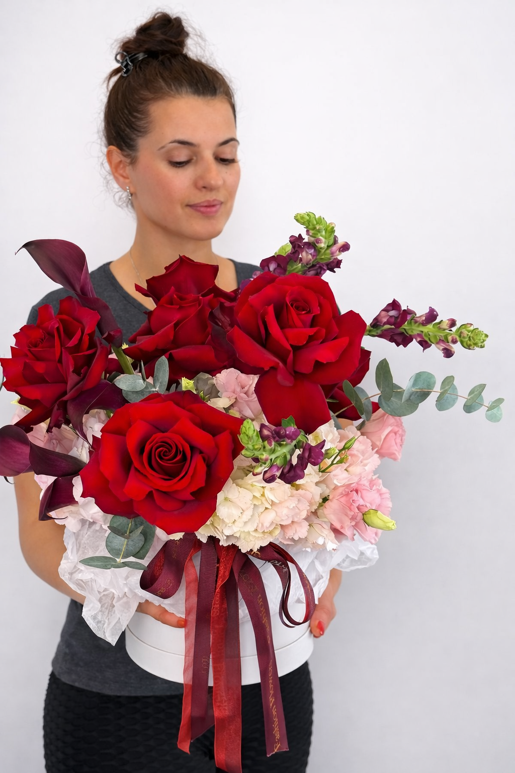 Arranjo floral elegante de seda vermelha
