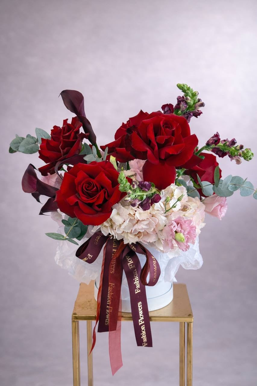 Arranjo floral elegante de seda vermelha