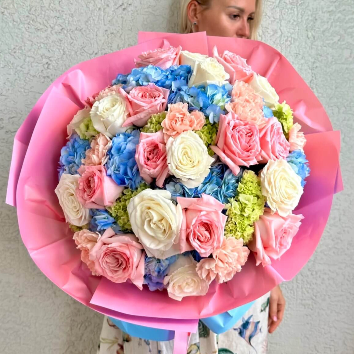Boy or Girl? luxury bouquet of roses and hydrangeas â flower delivery Miami with pink and blue Bentley background