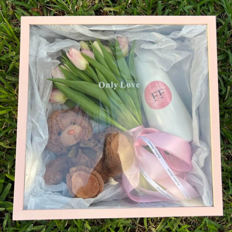 A bouquet with a brown teddy bear â ideal for romantic surprises.