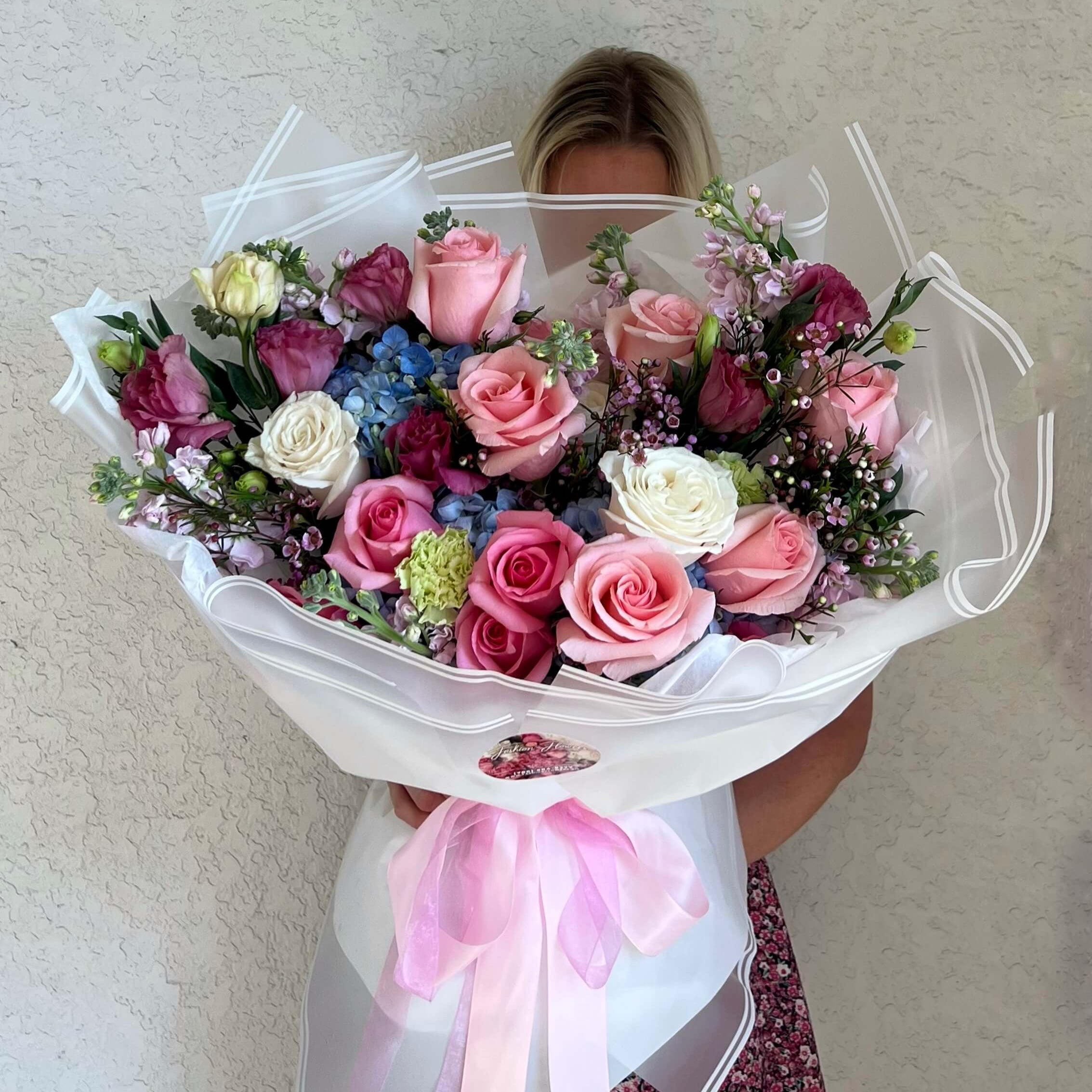 Rich floral bouquet – colourful blues in soft pink tones.