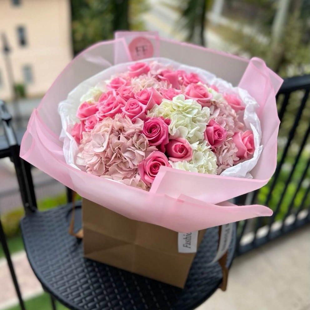 Luxury bouquet of pink roses and hydrangeas on a balcony â hand-tied for romantic flower delivery in Miami