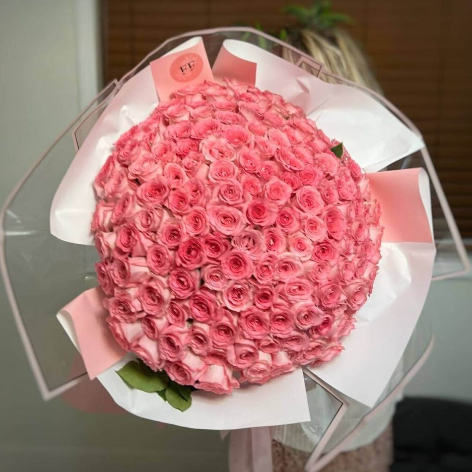 Huge pink hand-tied bouquet with 150 small roses in soft tones â luxury flower delivery in Miami