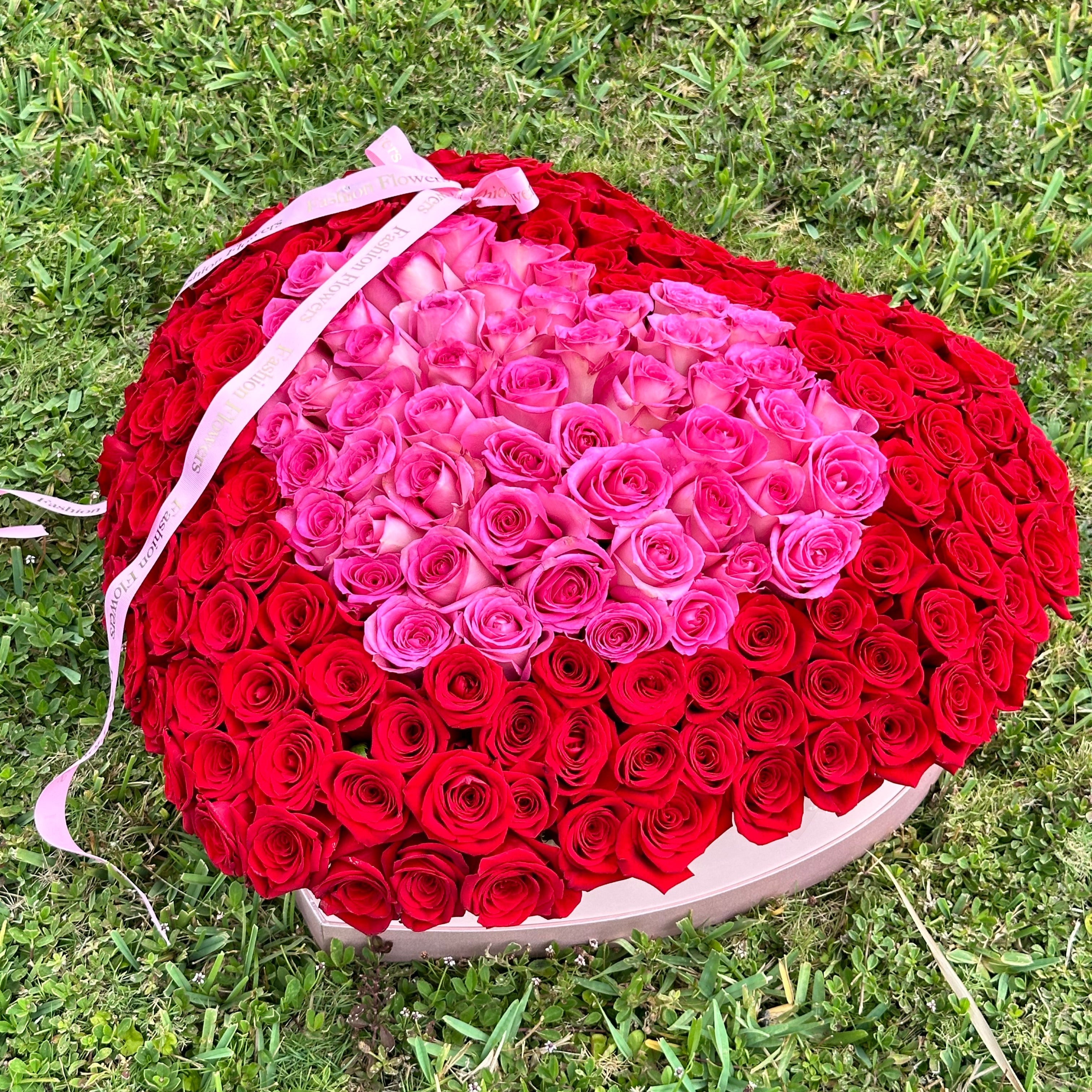 Heart-shaped luxury bouquet of 200 red and pink roses â premium romantic delivery