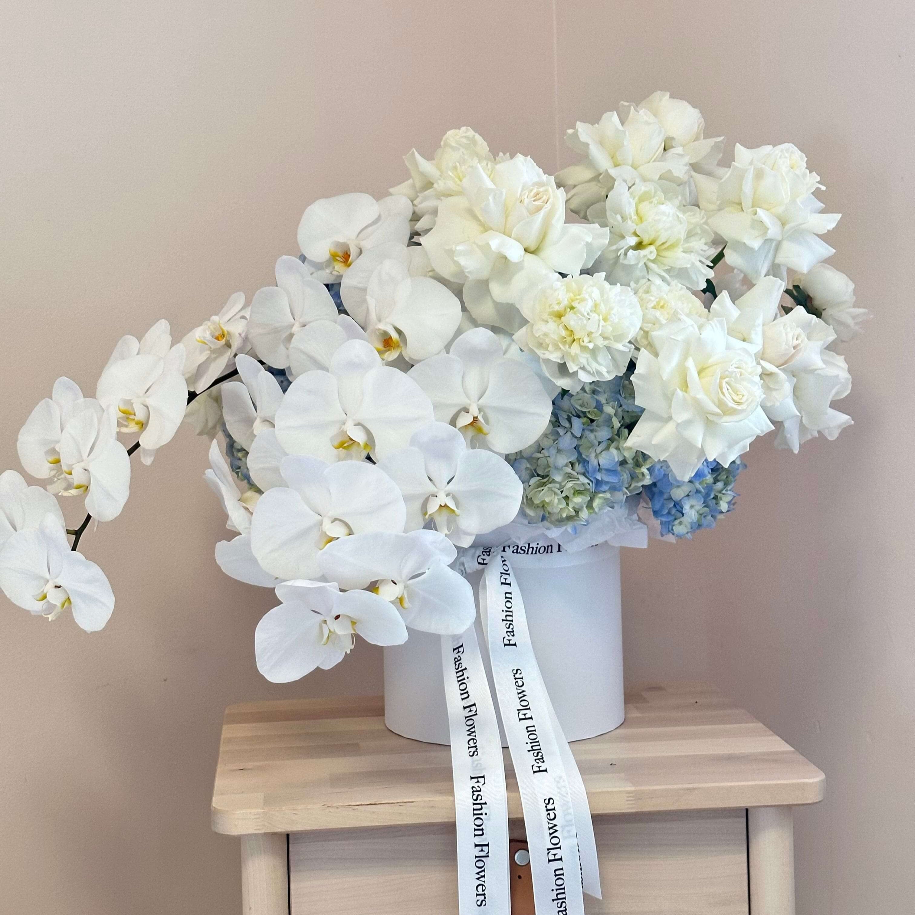 Elegant white bouquet with orchids in hatbox â premium flower delivery Miami