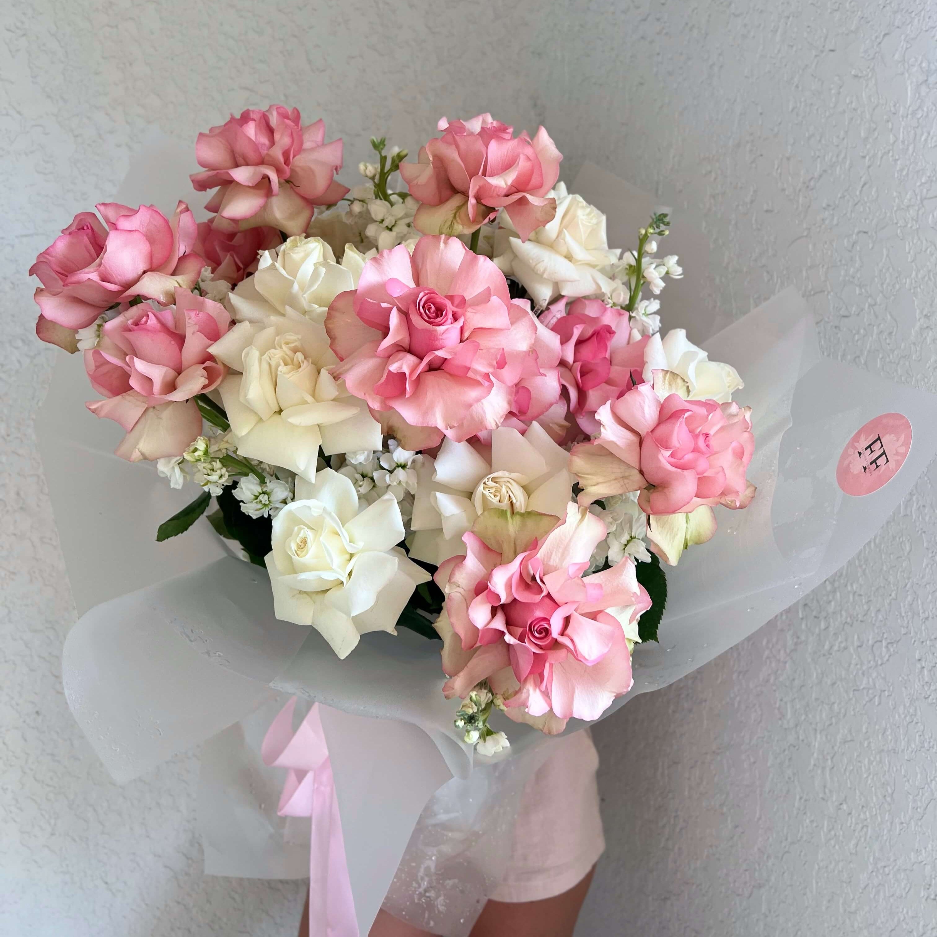 Lush Hugs – in a hand-tied bouquet with soft pink tones for unforgettable moments