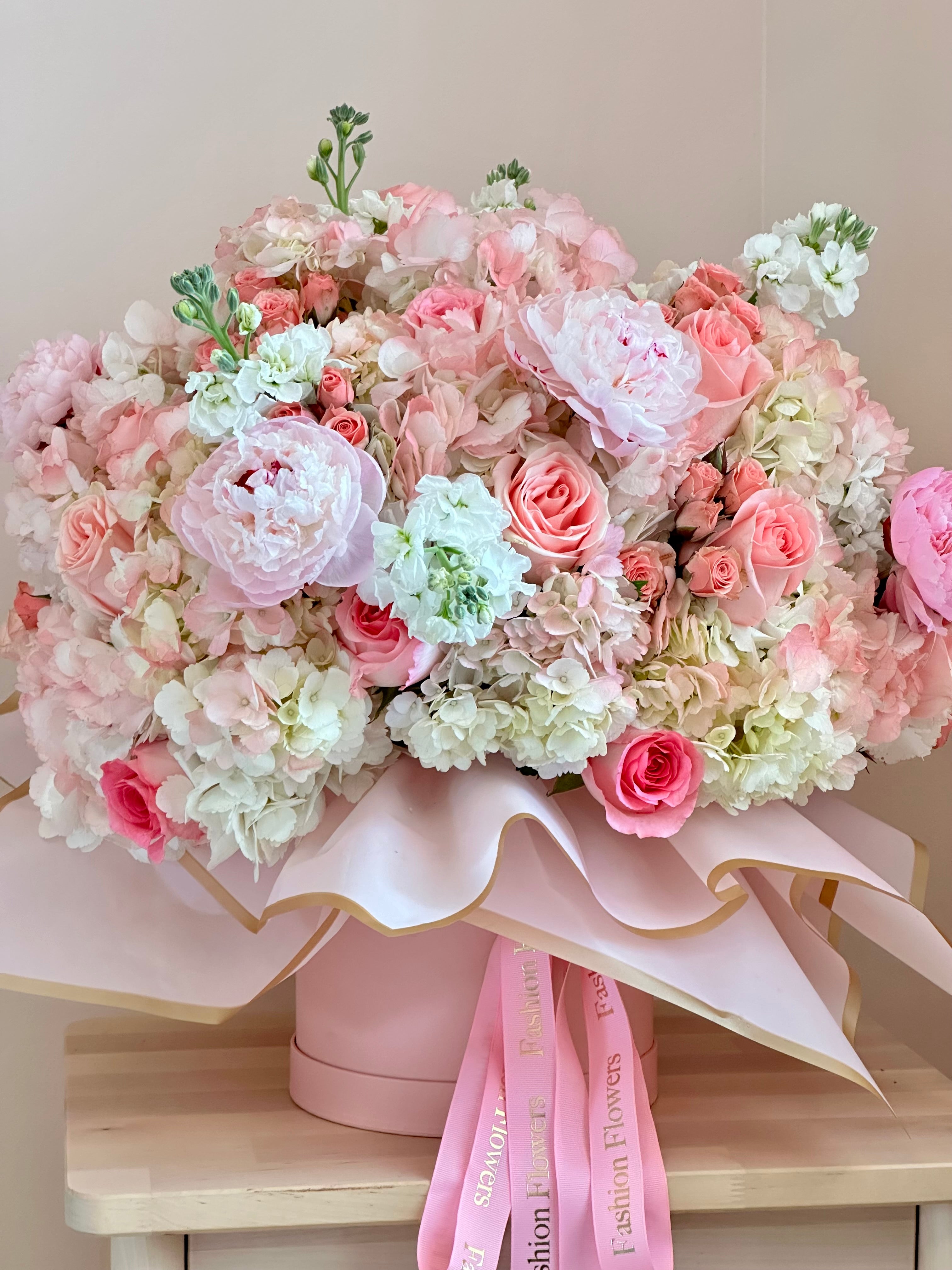 Designer hatbox âPink Cloudâ with pastel roses and peonies â luxury flower delivery Miami