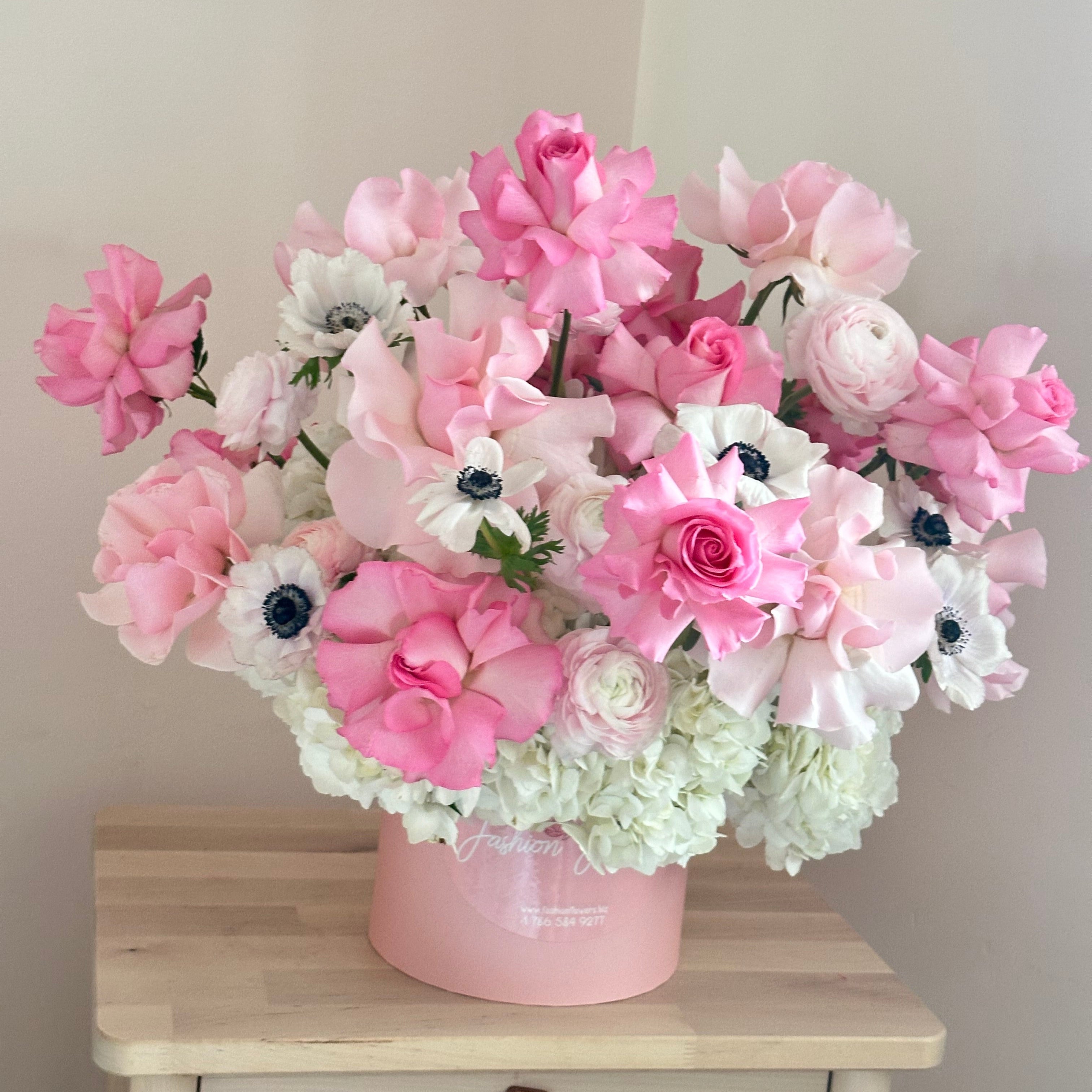 Voluminous pink hatbox bouquet âPink Vibesâ with roses and hydrangeas â luxury flower delivery Miami