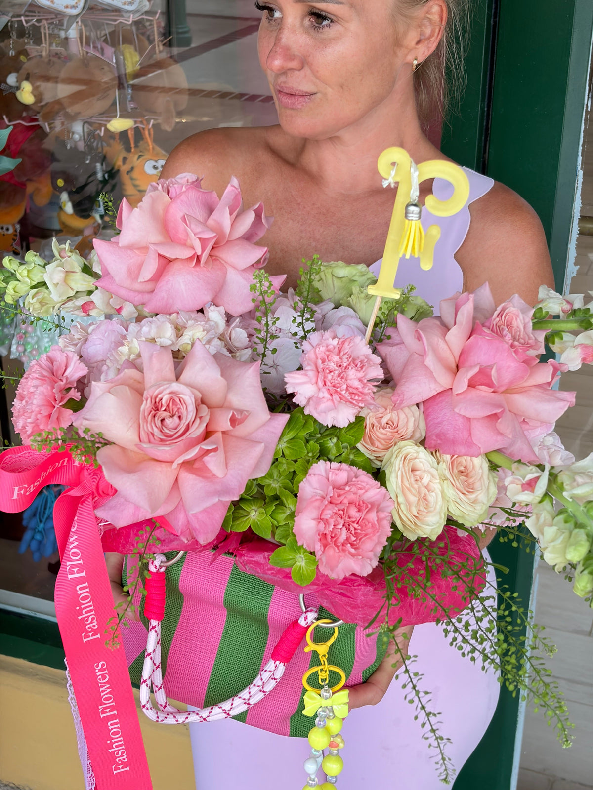 Flower Bag Arrangement of fresh seasonal flowers, decorative charms, reusable bag — Glamour