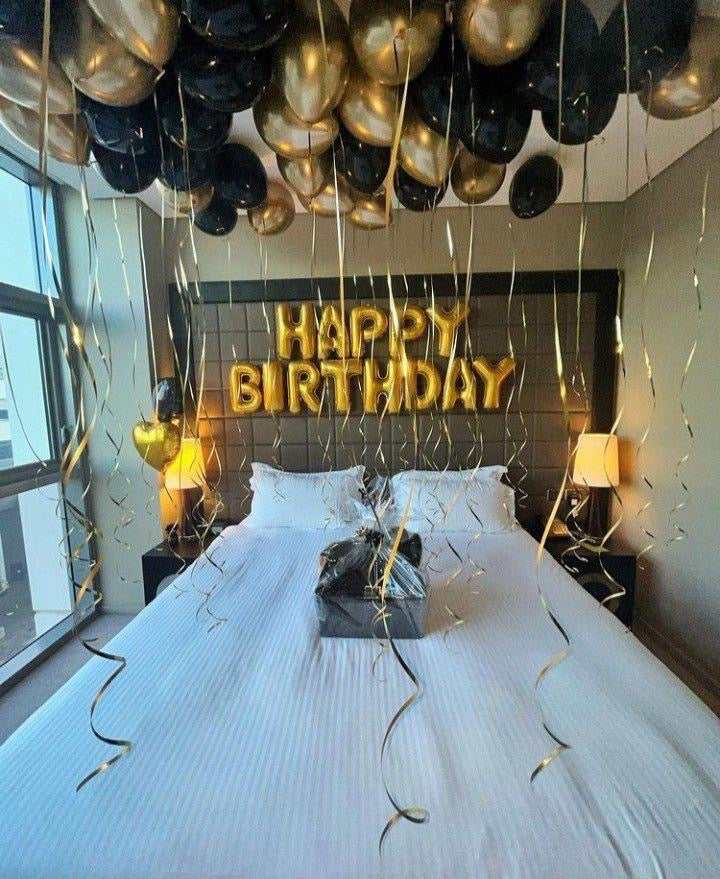 Decoración de lujo para cumpleaños: globos de techo negros y dorados con montaje