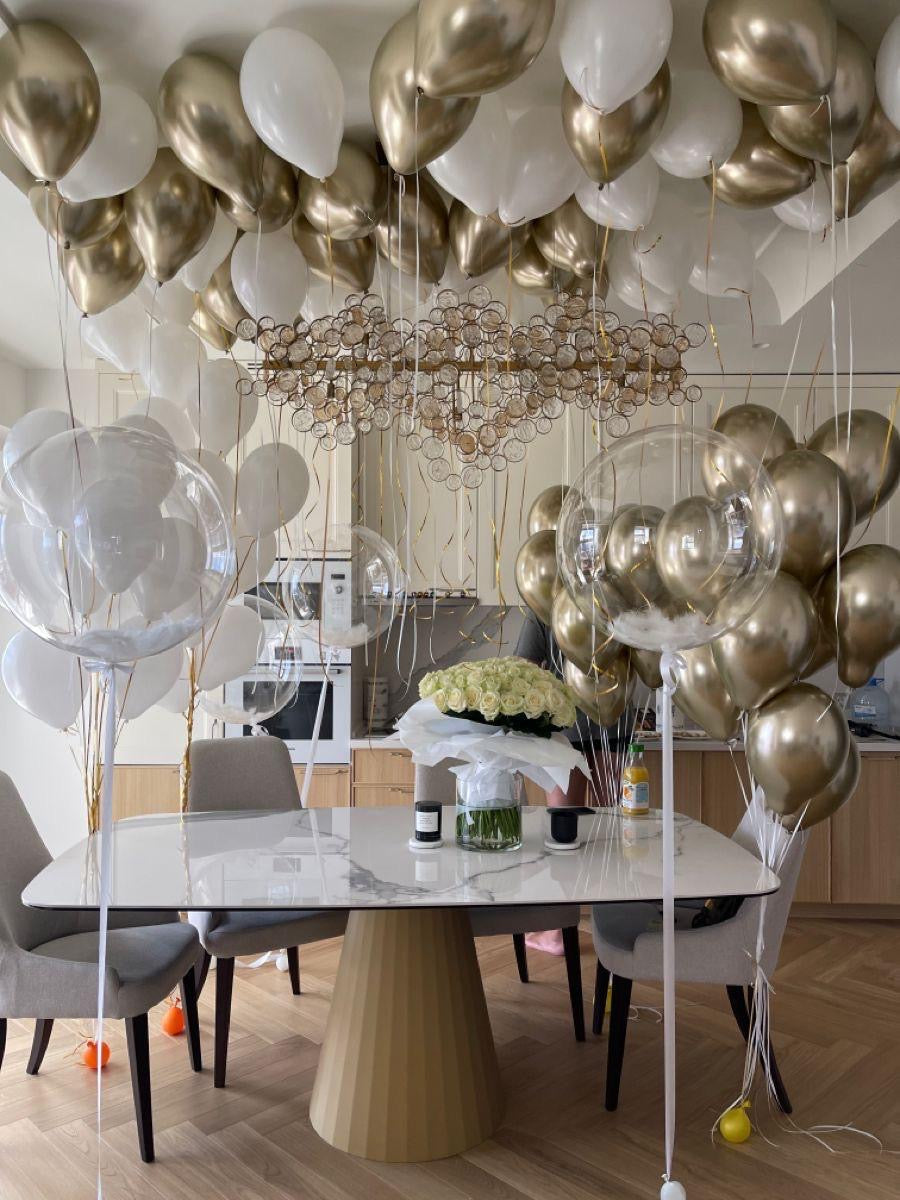 Decoración de lujo para habitaciones: globos de techo blancos y dorados con detalles transparentes