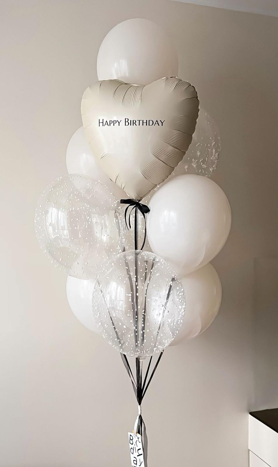 Conjunto de globos de cumpleaños con forma de corazón blanco: elegante ramo de globos con confeti