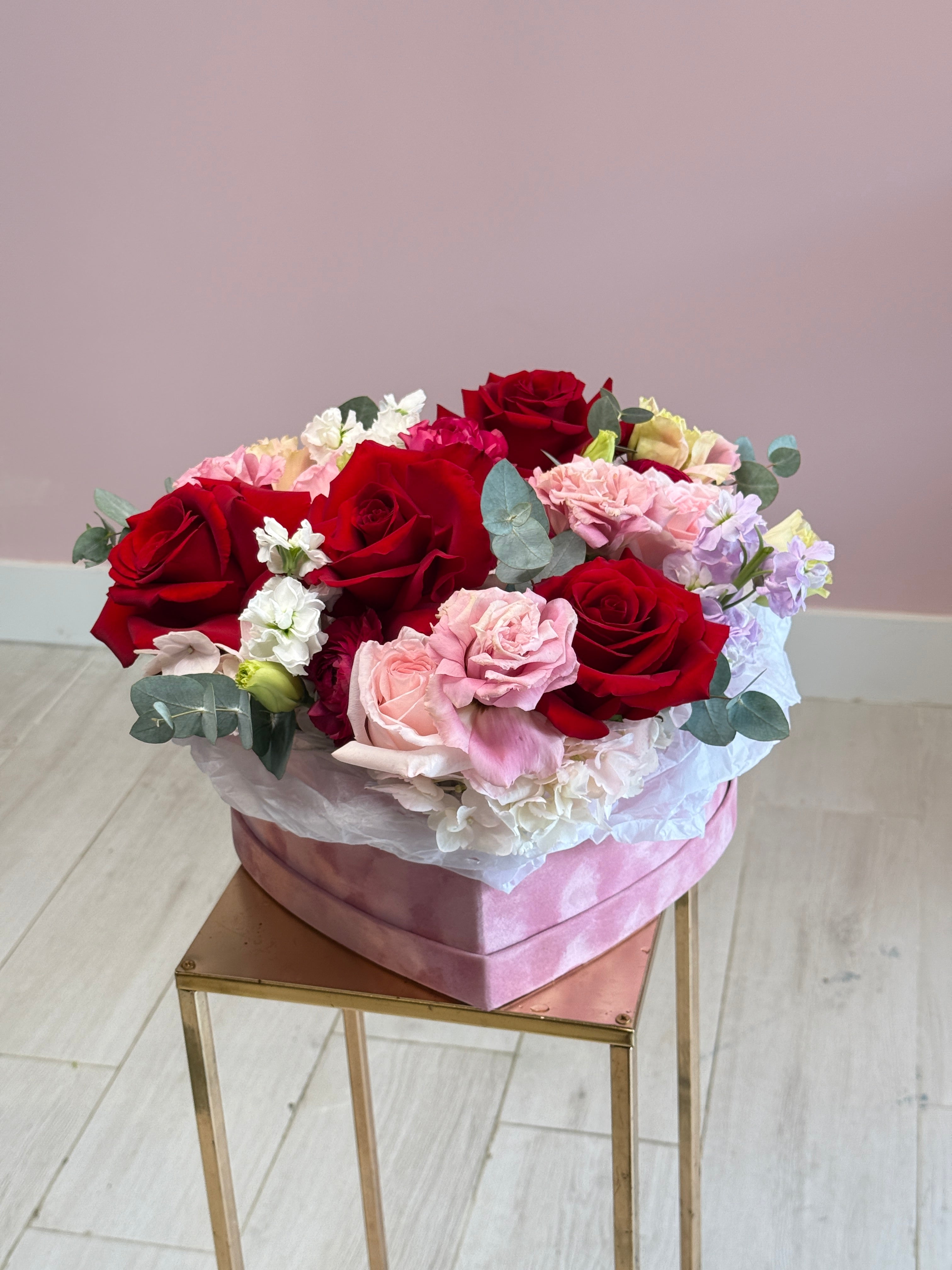 Caja de corazón de lujo con rosas rojas y ruborizadas