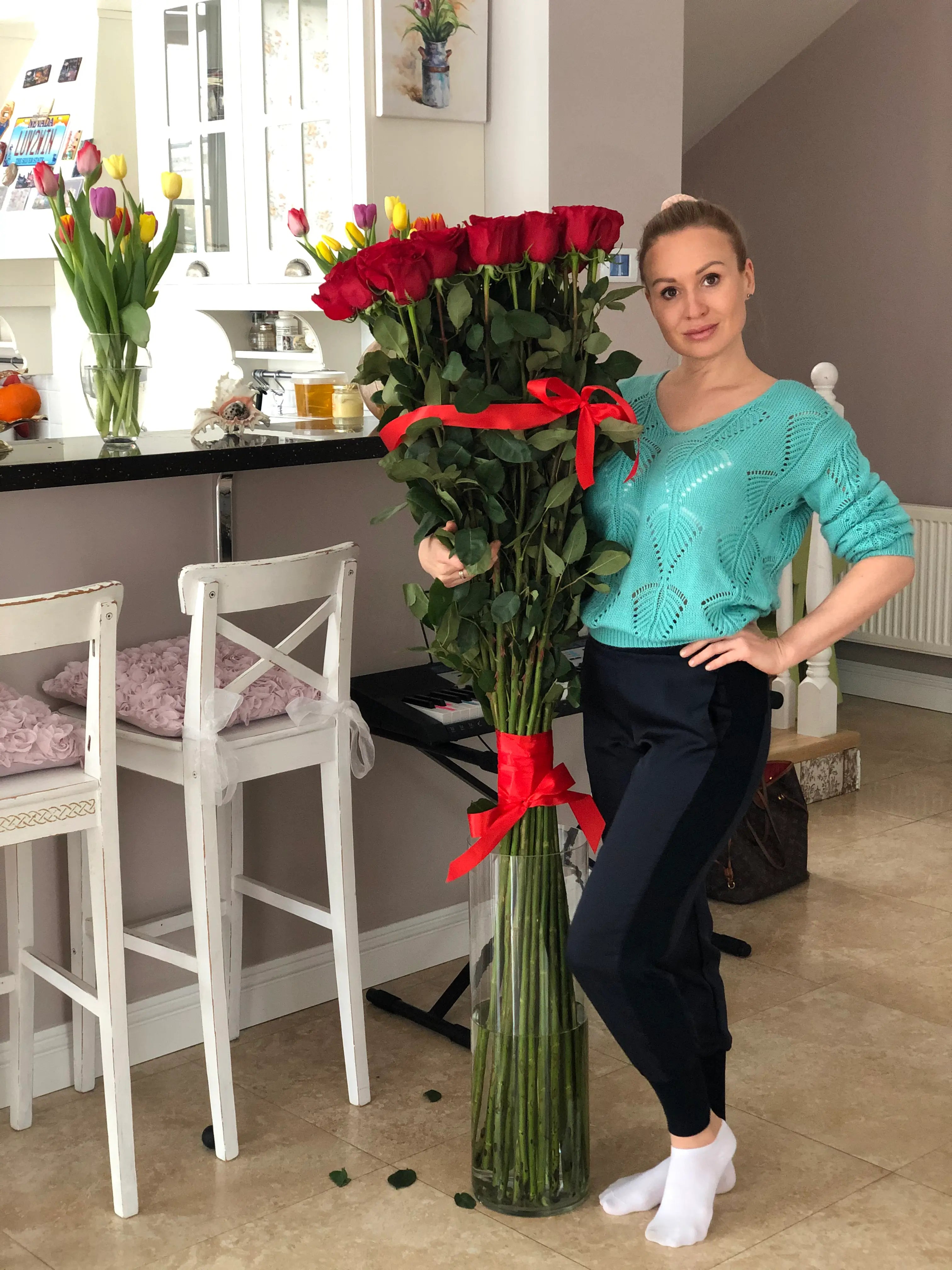 Long stem white roses hand-tied arrangement – same day Miami flower delivery